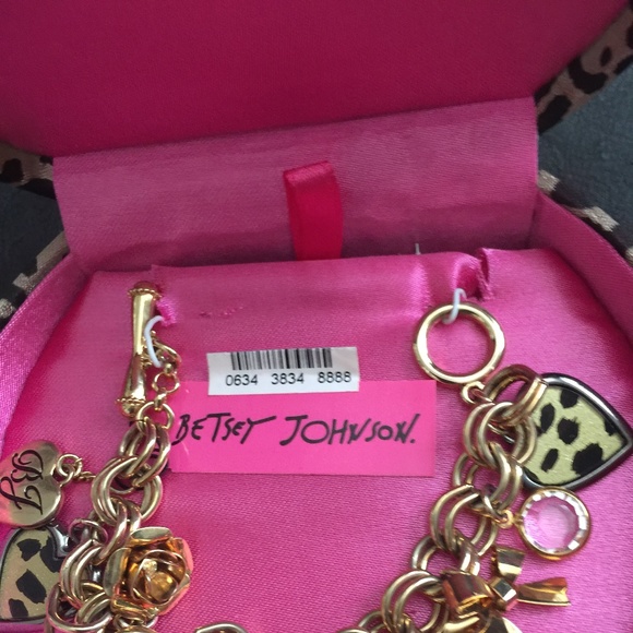 Authentic Betsey Johnson Gold Toggle Bracelet - Picture 1 of 5